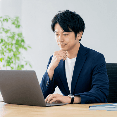 AIを活用して業務改善に取り組むビジネスパーソン