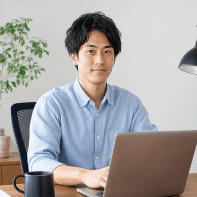 副業でフリーランス活動をする男性