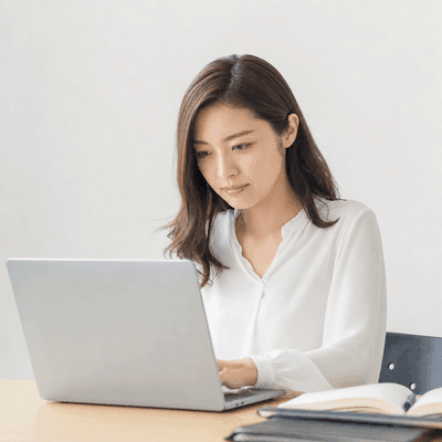 転職を目指して学習中の女性