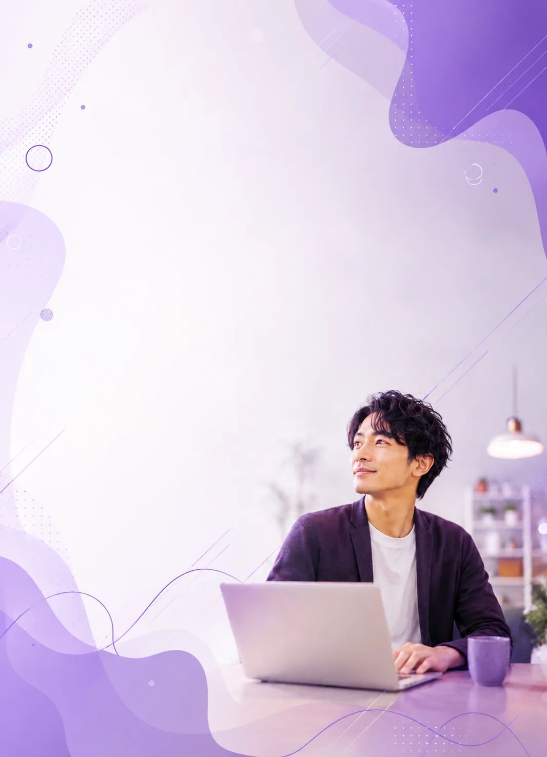 ノートPCの前で先を見据える男性