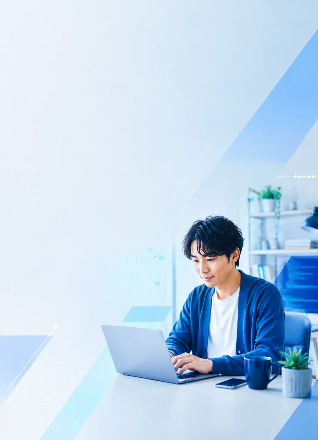ノートPCでコードを書く男性